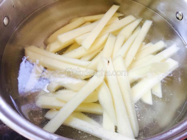 烧一锅热水，水开后放入土豆条煮一下，不用煮时间太长，水再次开就可以了。