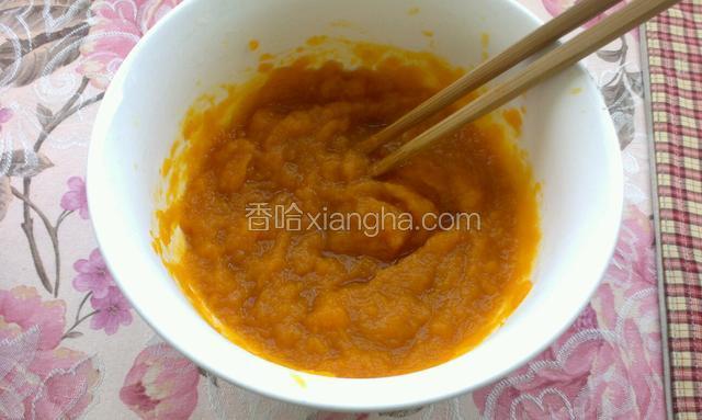 南瓜２００克加入白糖，搅拌成泥