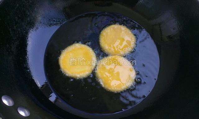 炒锅到适量油烧热，把南瓜饼生胚放入浸炸