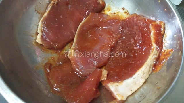 猪肉切片，用盐，五香粉，料酒，酱油，叉烧酱，黑胡椒粉，孜然粉腌制一晚上