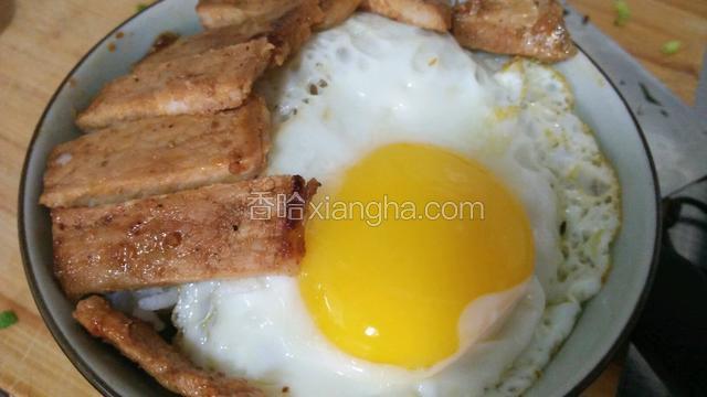 鸡蛋和肉摆好