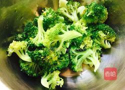 番茄炒西兰花的做法图解1