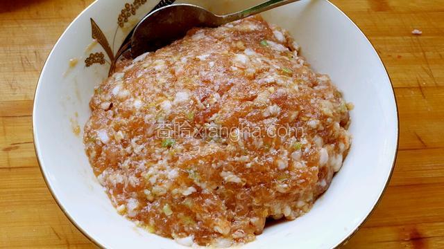 加入味达美，盐，白糖，搅拌均匀！