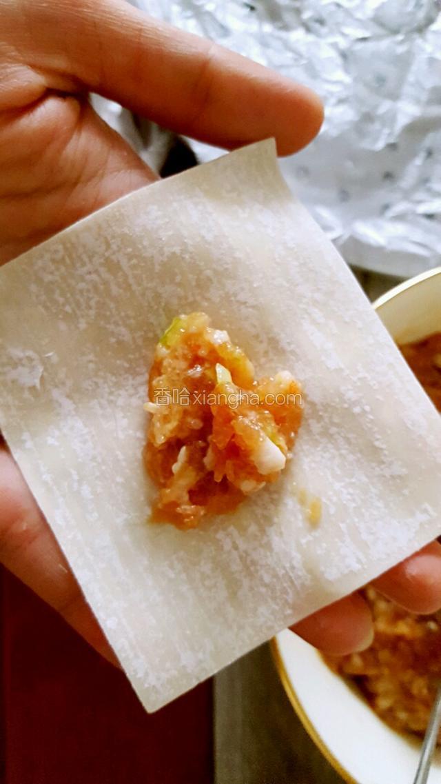 放入少许馅子