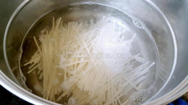 锅中水开后下入面条