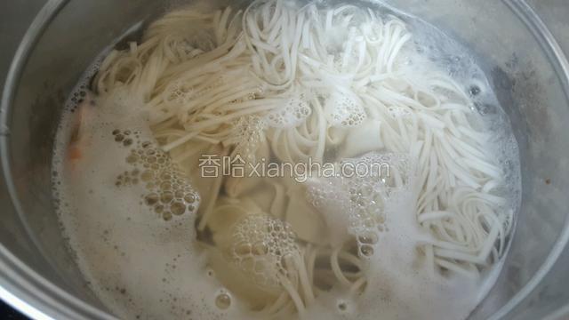再次开锅后下入云吞大火煮开，然后小火3分钟就好了，可以放入一个大虾提提鲜味！