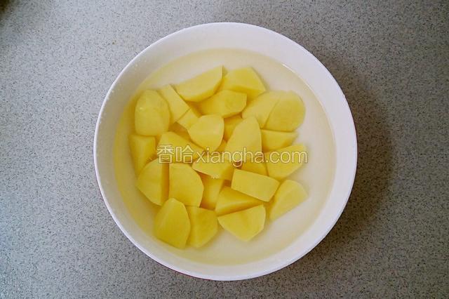 土豆去皮切块。