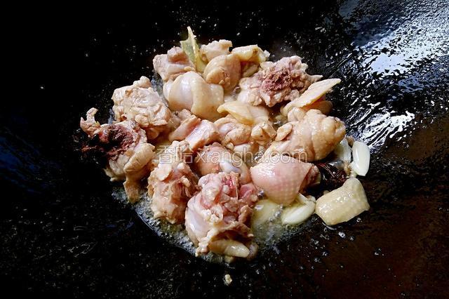 锅里热油，放入鸡块爆炒，放入姜蒜和八角。