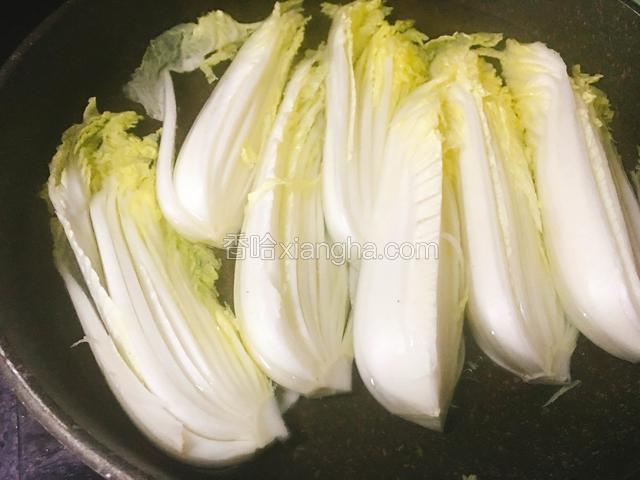 煮一锅沸水，娃娃菜入锅泡软。