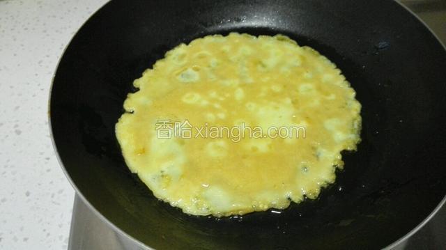鸡蛋打散，热锅放油，加入蛋液煎成蛋饼。