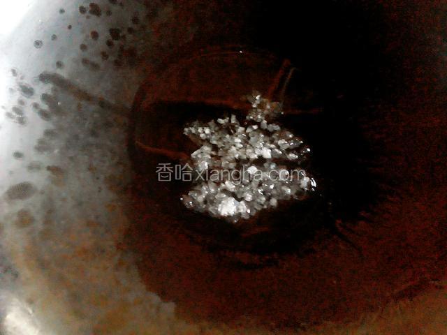 锅中加少量的油放入冰糖熬化