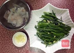 韭菜炒鱿鱼的做法图解2