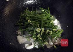 韭菜炒鱿鱼的做法图解5