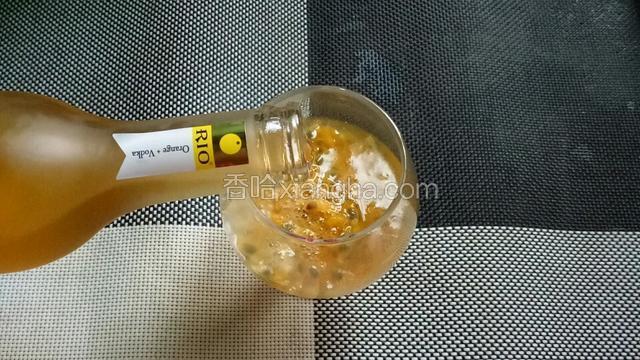 倒入鸡尾酒即可。