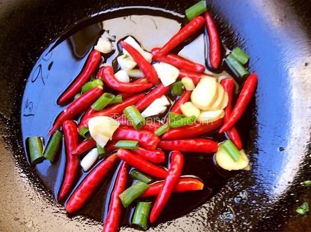 锅中加油烧热，放入米椒和葱姜蒜，炒出香味