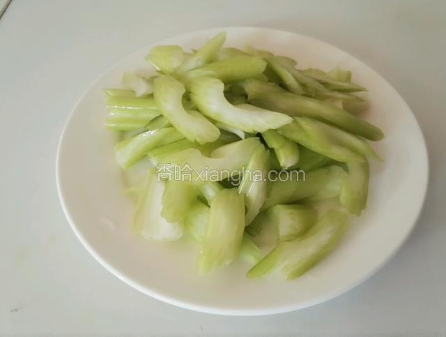 芹菜去丝洗净切斜段