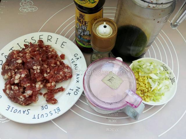 牛肉馅，葱姜末，香油，盐，生抽酱油，白胡椒粉备齐