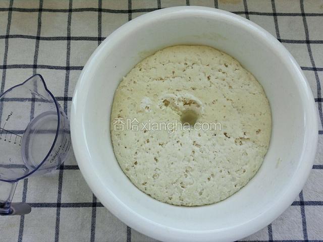 饧发好手指戳坑，坑中加满食用碱水（大的1克左右）中和酸碱揉匀