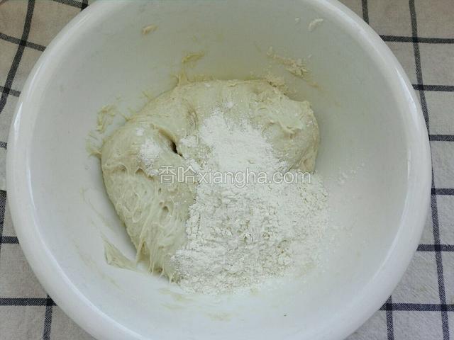 在加入适量干面粉揉匀
