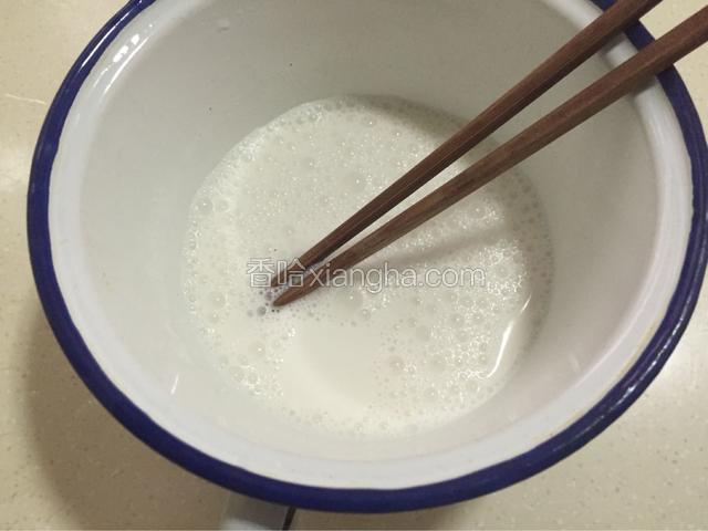 70克绿豆淀粉加150克水搅拌均匀。