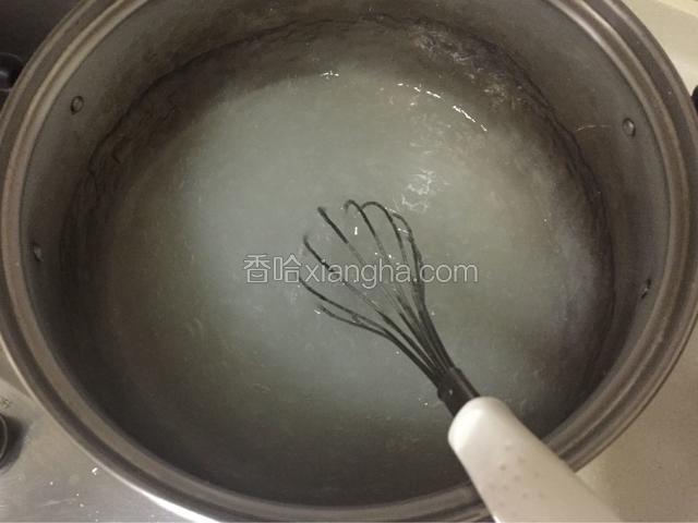 锅里放450克水，烧开，慢慢倒入淀粉水，用打蛋器边倒入边搅拌，顺一个方向，直到白色的淀粉变透明。