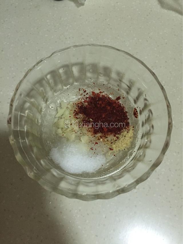 准备调料，盐，蒜末，辣椒，鸡精，姜粉。