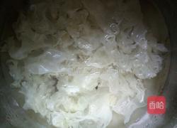 雪梨银耳百合汤的做法图解3