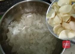 雪梨银耳百合汤的做法图解5