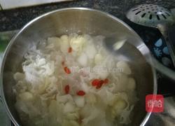 雪梨银耳百合汤的做法图解7