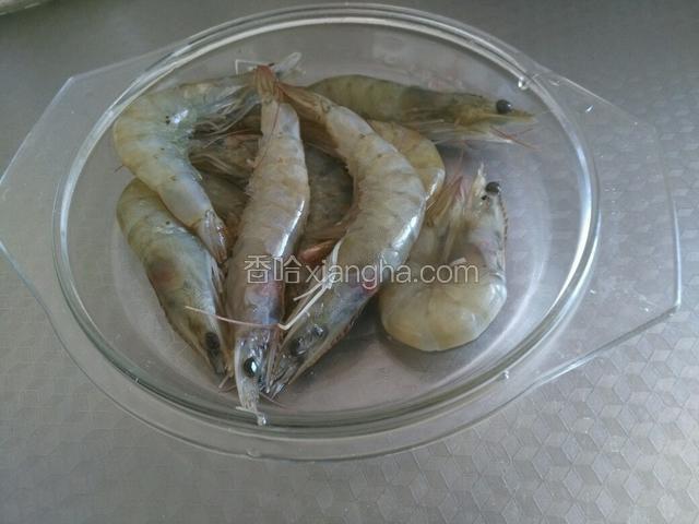 首先把虾用清水洗净。