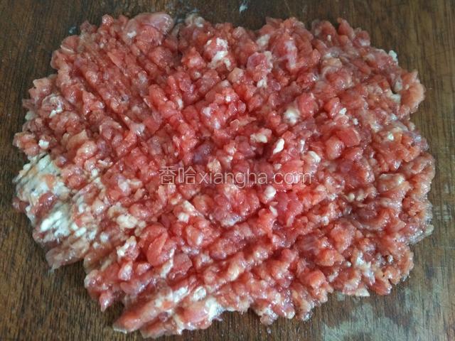 精肉洗净剁碎。