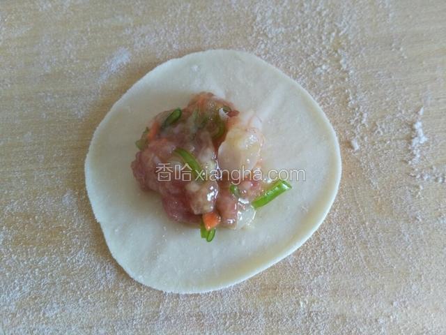 把肉馅放中间，捏紧。
