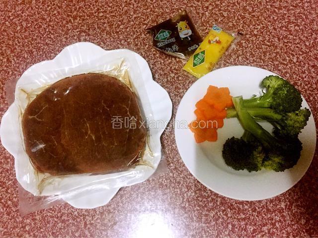 牛排常温下解冻，胡萝卜用模具切出花形，西兰花洗净备用