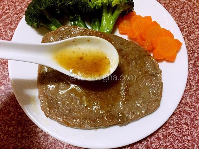 把黑椒汁淋在牛排上即可食用