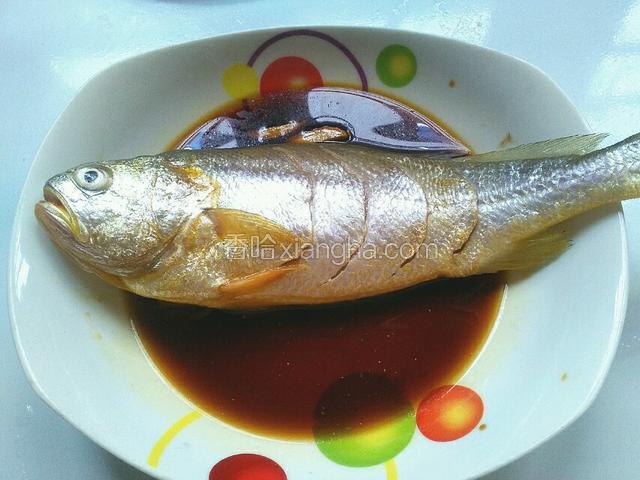 把鱼洗干净后加入酱油 料酒 盐 姜片 腌制一个小时 让鱼充分的入味