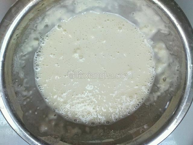 面粉加淀粉1比1加适量的水调制面糊 把鱼裹上面糊 面糊调制不会很快的流下来即可 能让鱼挂上面糊