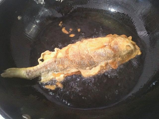 锅内倒入适量的水把鱼放入炸熟