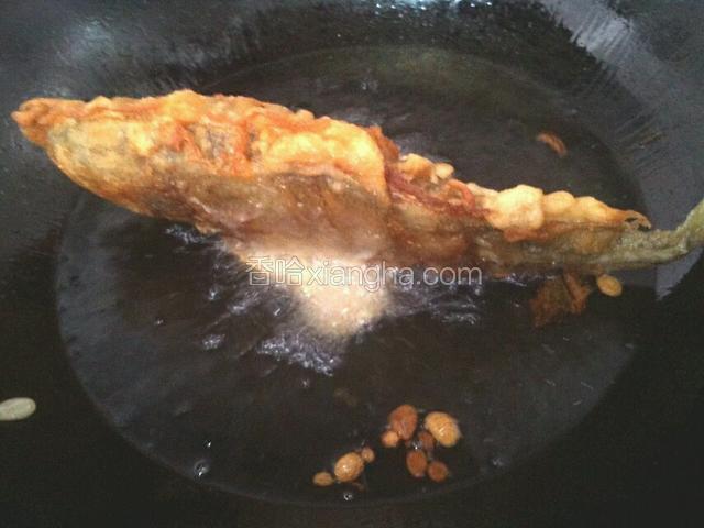 炸至金黄色后把鱼盛出来放在盘子里面 然后在弄一小勺面糊放入锅内炸 在把鱼放入 这样鱼就能和底座粘合在一起了