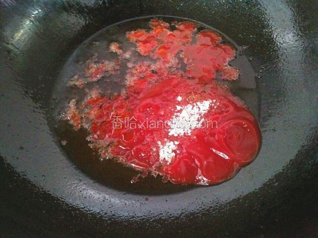 锅内剩适量的油 放入番茄酱和白糖调制番茄汁