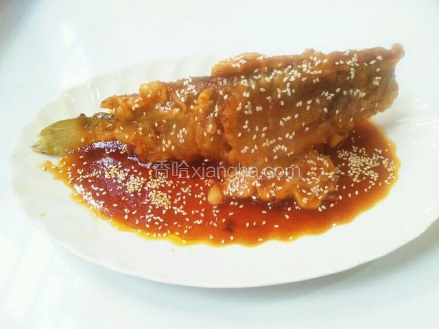 最后把番茄汁浇在炸好的鱼上面 洒上芝麻 就可以啦