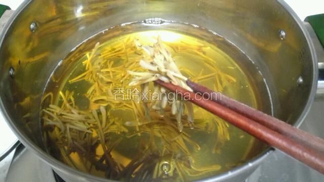 捞起金银花