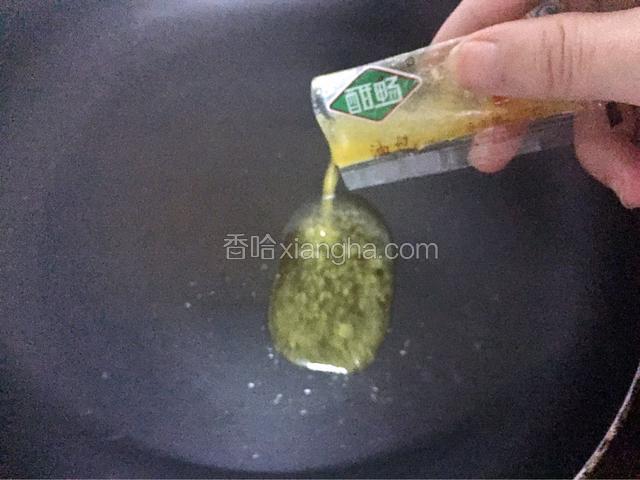平底锅加热后放入黄油，小火烧至黄油融化