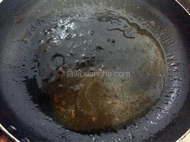 平底锅煎好牛排剩下的底油倒入黑椒酱，加入少许清水烧至浓稠即可