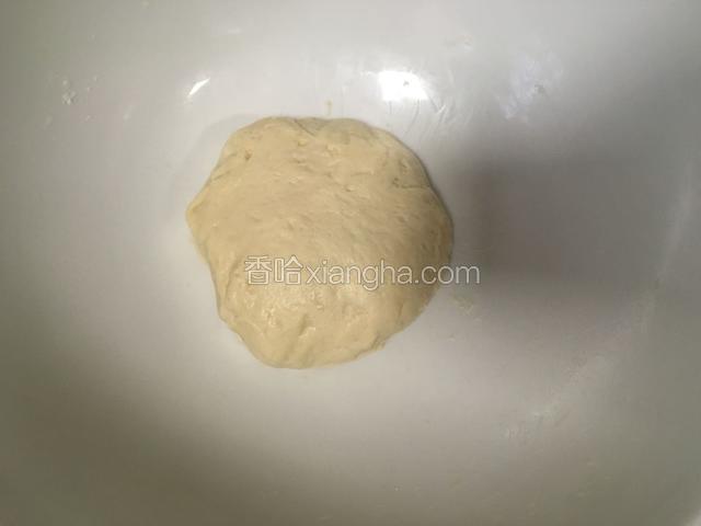 40g黄油室温软化。除裹入黄油外，所有材料混合，揉成均匀的面团。用保鲜膜包好，入冰箱冷藏20分钟。