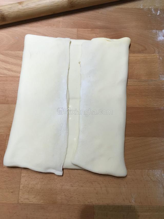 包好后，像叠被子一样，左右各1/4往上叠摞好。黄油的软硬程度和面团的软硬度差不多的时候，最好操作。所以黄油也不能冷藏得太硬。