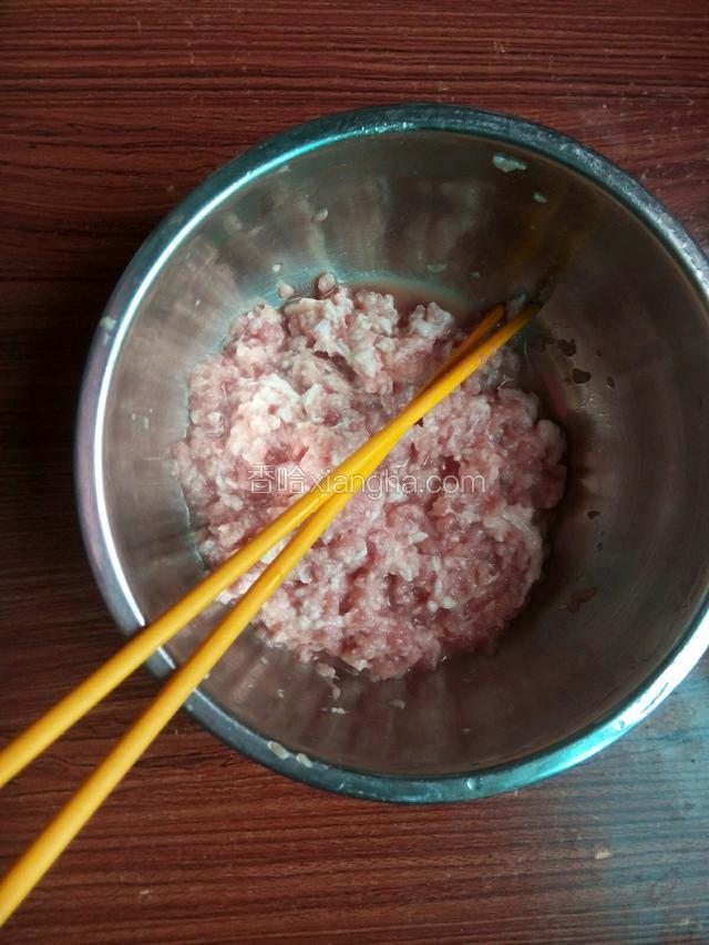猪肉洗净，剁成肉馅，将肉馅加少许水，顺一边搅拌让肉馅吸收水分。