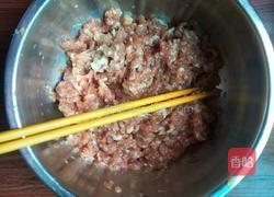 猪肉酸菜饺子的做法图解2