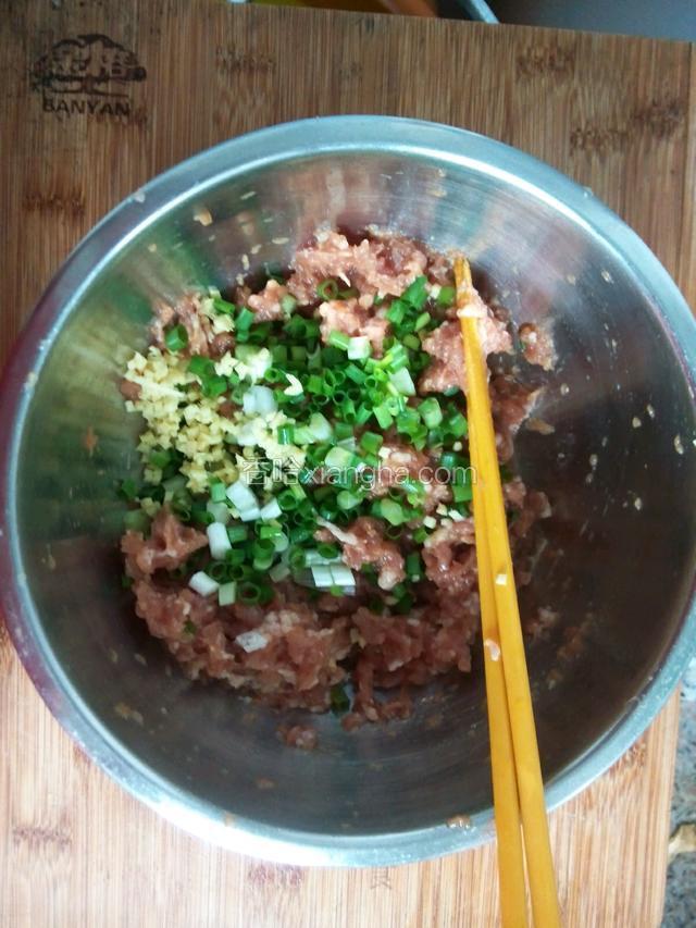 把葱姜沫，再加盐一起搅拌均匀