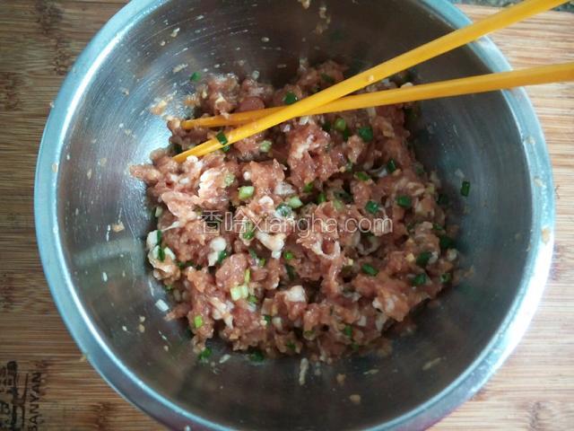 再加香油和色拉油，顺一边搅拌均匀后放10分钟，是为了肉充分吸收调料味道