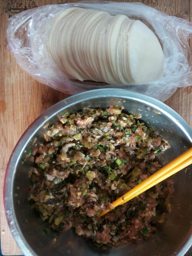 酸菜和肉馅顺一边搅拌均匀即可，肉馅、饺皮备好